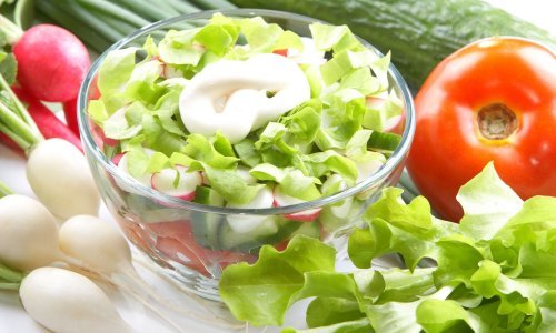 Kada je pravo vrijeme za salatu: Prije, tijekom ili poslije glavnog jela?