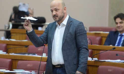 Maras bacio papirni aviončić, Plenković SDP-ovcima poručio: Patetični ste!