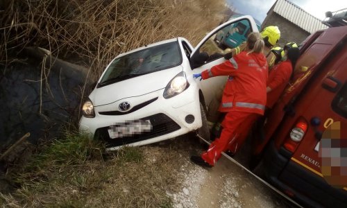Četvero umirovljenika visjelo u autu nad odvodnim kanalom u Pločama