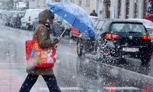 HAK upozorava: Olujni vjetar i snijeg otežavaju promet