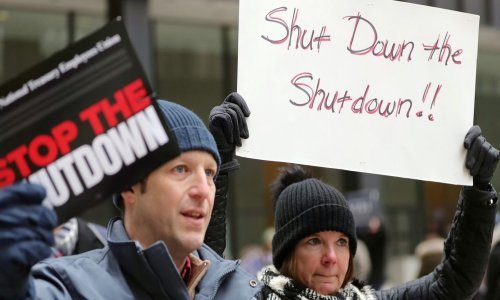 Američki državni službenici više od mjesec dana ovise o milostinji, hoće li im danas konačno granuti sunce?