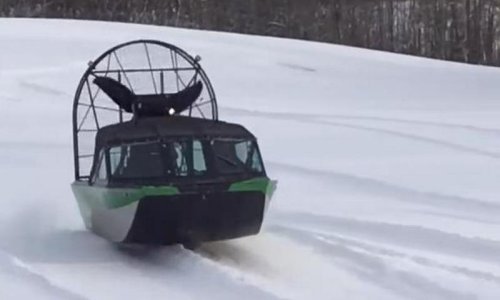 Palo je previše snijega? Ovog vozača to nimalo ne brine!