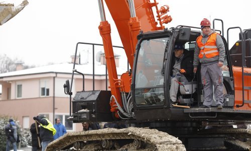 Tamburaši svirali, masa pljeskala, a Bandić na bageru otvorio radove na žičari skupljoj od 500 milijuna kuna