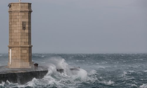 [FOTO/VIDEO] Pogledajte kako orkanska bura pri 170 km/h u Senju dere sve pred sobom