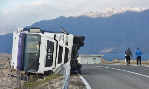 Oprez u prometu: Zbog olujnih udara vjetra zatvorene ceste