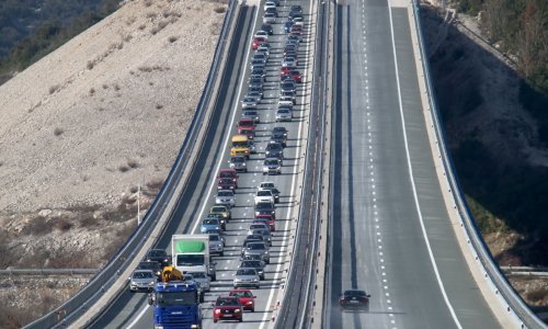 Više od tisuću prosvjednika sporom vožnjom otežali promet na A1, prijete i blokadom ceste