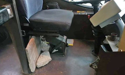Dok ne stignu nova vozila vozač autobusa u Splitu visinu sjedala namješta - gredama i stijenama!