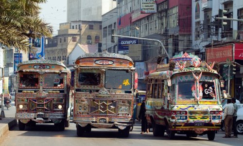 Pakistanski autobusi prava su umjetnička djela