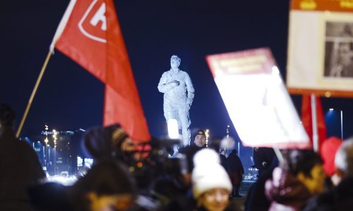 Prosvjed kod spomenika Tuđmanu u znak podrške mladom vandalu koji je nacrtao srp i čekić