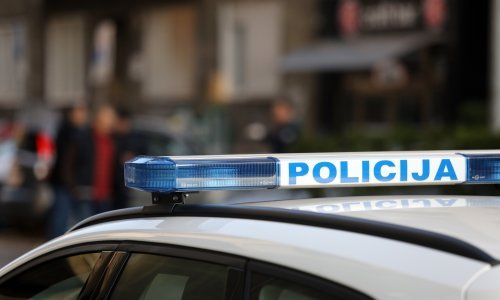 Ispao iz kombija i poginuo, dječak lakše ozlijeđen