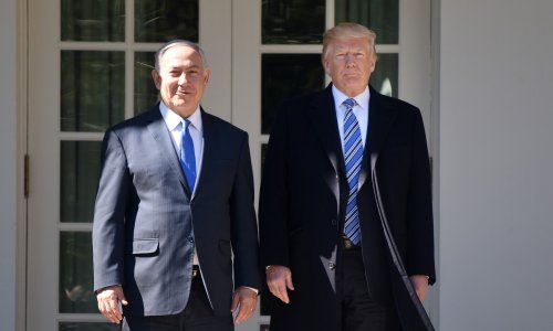 Osvanuo ogroman plakat Trumpa s izraelskim premijerom: 'Netanyahu. U višoj ligi'