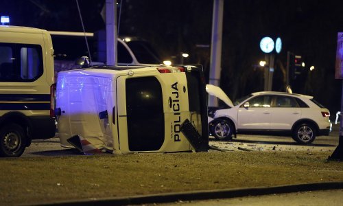 Policijski kombi pod rotirkama projurio kroz 'crveno' i sudario se s drugim automobilom