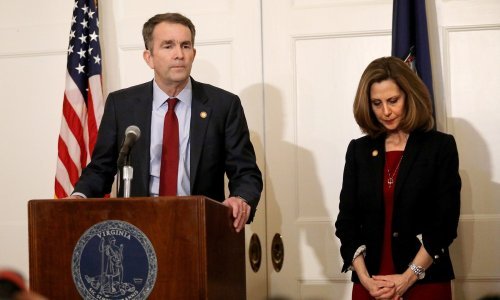 Demokratski guverner preuzeo odgovornost zbog rasističke fotografije pa se zatim predomislio