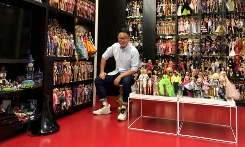 Njegov ljubavni život pati zbog stana krcatog lutkama u ružičastom