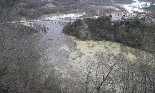 Zbog obilne kiše, bijeli mulj, mutna voda i smeće završili u rijeci Pazinčici