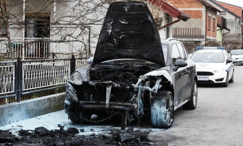 U Zagrebu izgorio skupocjeni Porsche, vatrogasci se jedva probili do njega