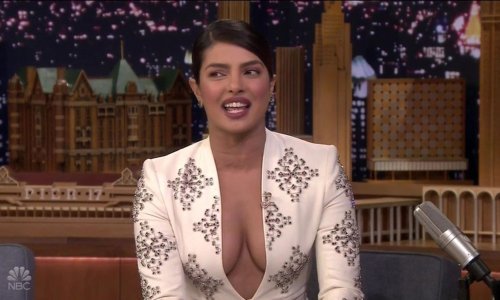 Jedna od najljepših žena svijeta pokazala bujno poprsje u najdubljem dekolteu do sada