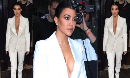 Nose se duboki dekoltei: Zgodna Kardashianka isfurala seksi odijelo