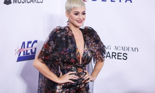 Pjevačica dubokim dekolteom okretala glave