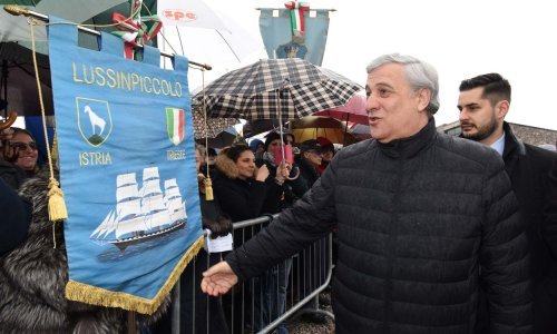 Hrvatski europarlamentarci i slovenski premijer osuli paljbu po Tajaniju, pučani zasad šute