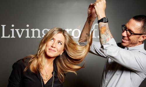 Zagrljaj u toplesu: Vruća čestitka za pedeseti rođendan Jennifer Aniston