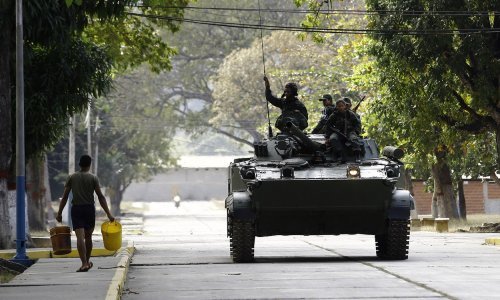 Sve teže u Venezueli: Prijeti nestašica hrane i lijekova, a Maduro gomila vojsku na granici