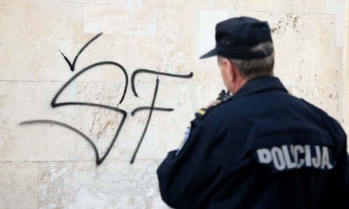 [FOTO/VIDEO] Vandali ne posustaju: Išarano pročelje šibenske katedrale