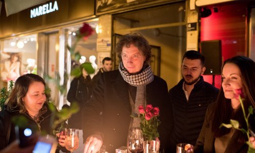 Tonči Huljić otkrio svoju romantičnu stranu i prisutnim damama podijelio ruže za Valentinovo