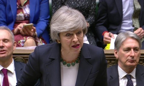 Nakon još jednog ponižavajućeg poraza, Theresa May moli svoje konzervativce da podrže plan Brexita