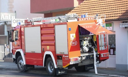 Kod Požege 29-godišnjak zapalio vlastitu kuću, vatrogasci spriječili širenje vatre