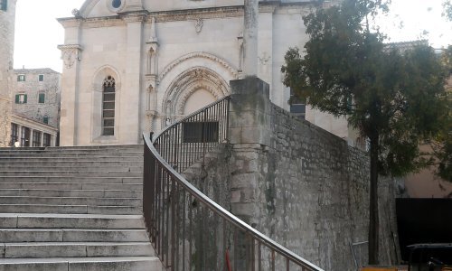 Revoltirani Šibenčani uzeli stvar u svoje ruke; oštećeni strojevi i temelji gradilišta ispred katedrale. Što se to događa?