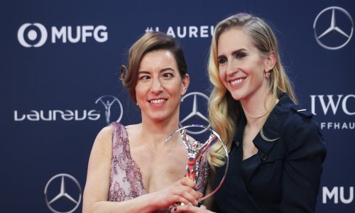 Kad su se one popele na pozornicu cijela dvorana digla se na noge, a neki nisu mogli zaustaviti suze