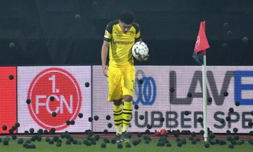 Prekid na utakmici Bundeslige; ovo je razlog zašto su navijači bacali na stotine crnih loptica