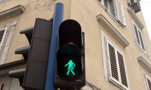 U Hrvatskoj osvanuo prvi 'ženski' semafor, što kažete na ideju?