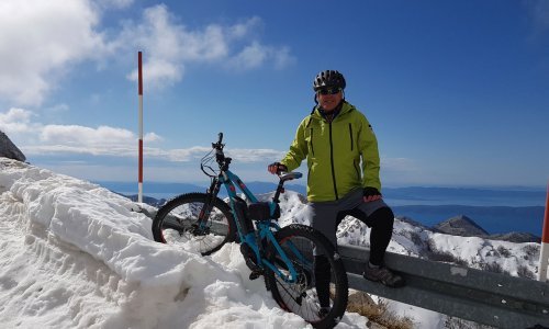 Naš bloger uputio se s plaže na Biokovo, na kojem su zapusi snijega i do šest metara