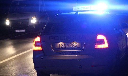 Pijani mladić autom udario u stablo, troje mladih teško ozlijeđeno