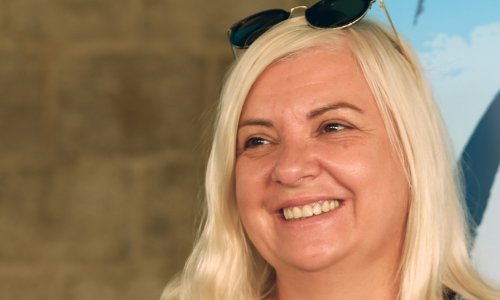 Otkačena baka: Danijela Dvornik iznenadila neobičnom bojom kose