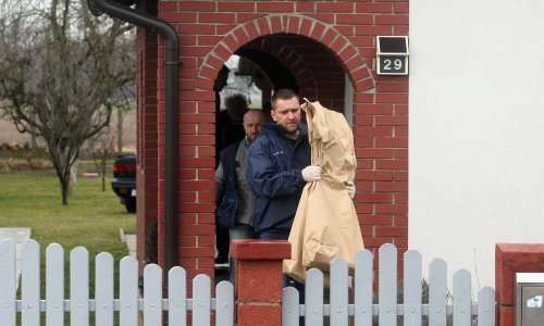 Policija u vrećama iznosi dokaze iz kuće u kojoj je godinama u zamrzivaču bila Jasmina Dominić