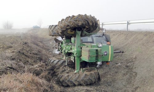 Bez vozačke dozvole vozio traktor, sletio u kanal i poginuo