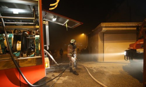 U požaru u Splitu ozlijeđen vatrogasac, plamenom oštećeno vozilo