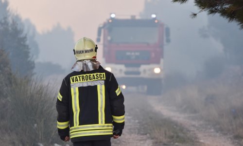 Požar kod Tribunja širi se jako brzo, angažirane sve vatrogasne snage