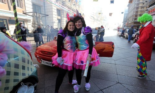 Maškare okupirale Rijeku, održan i auto - rally Pariz - Bakar