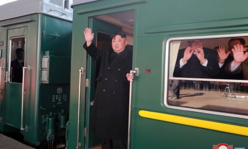 Kim u velikom stilu putuje na sastanak s Trumpom: protutnjao u oklopnom vlaku, a vozi i svog Mercedesa