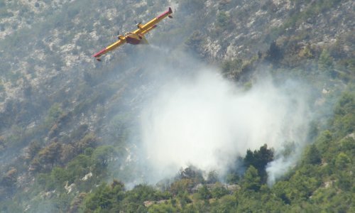Protupožarne zračne snage HRZ-a gasile požar na Braču