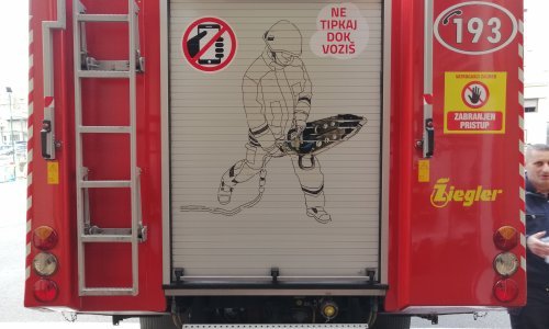 Maloljetni vandali divljali po Zadru, bengalkom zapalili Mercedes