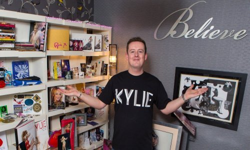 Ovaj tip je toliko lud za Kylie Minogue da je na nju slupao 250 tisuća kuna