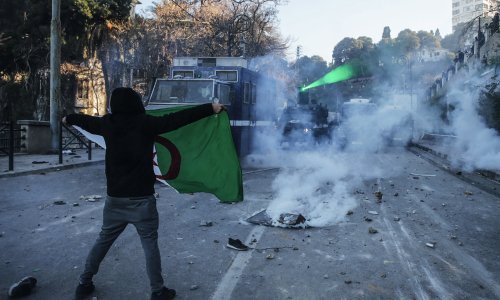 U prosvjedima u Alžiru 63 ozlijeđenih, među njima 56 policajaca, 45 uhićenih