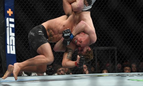 Svi pričaju o tome; preživio strašno bacanje na glavu i udarce na podu pa slavio kontroverznim gušenjem