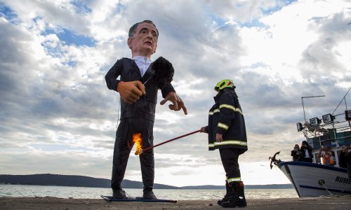 U Kaštelima spalili Pupovca, u Čapljini isto čeka Komšića