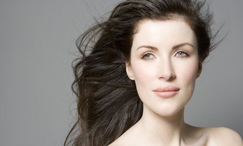 Živcira vas naelektrizirana kosa? Pomoću ovog jednostavnog trika i to ćete riješiti